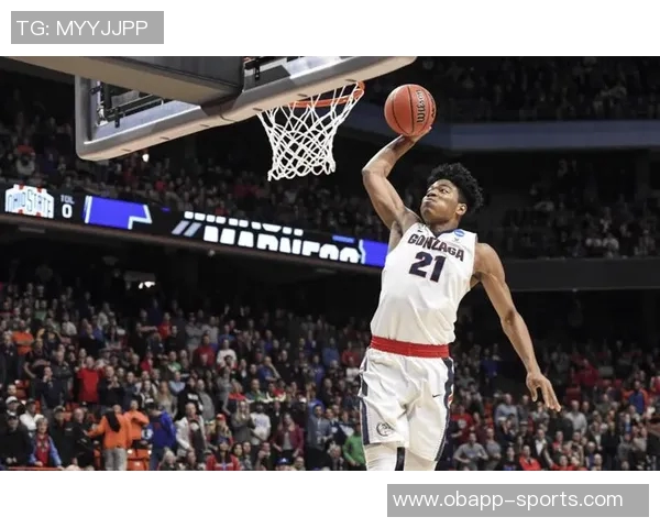 艾顿本季表现回暖15场比赛中6场20分10篮板与上季持平