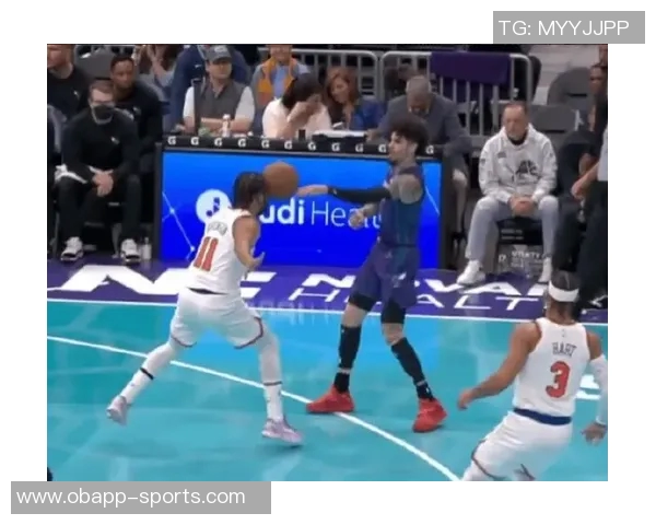 杰伦布朗勇猛冲击篮筐展现强硬风格却意外零罚球引发热议